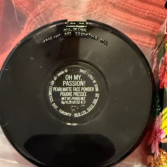 MAC Cosmetics Vibrant Floral Setting Powder - Picture 3 of 4